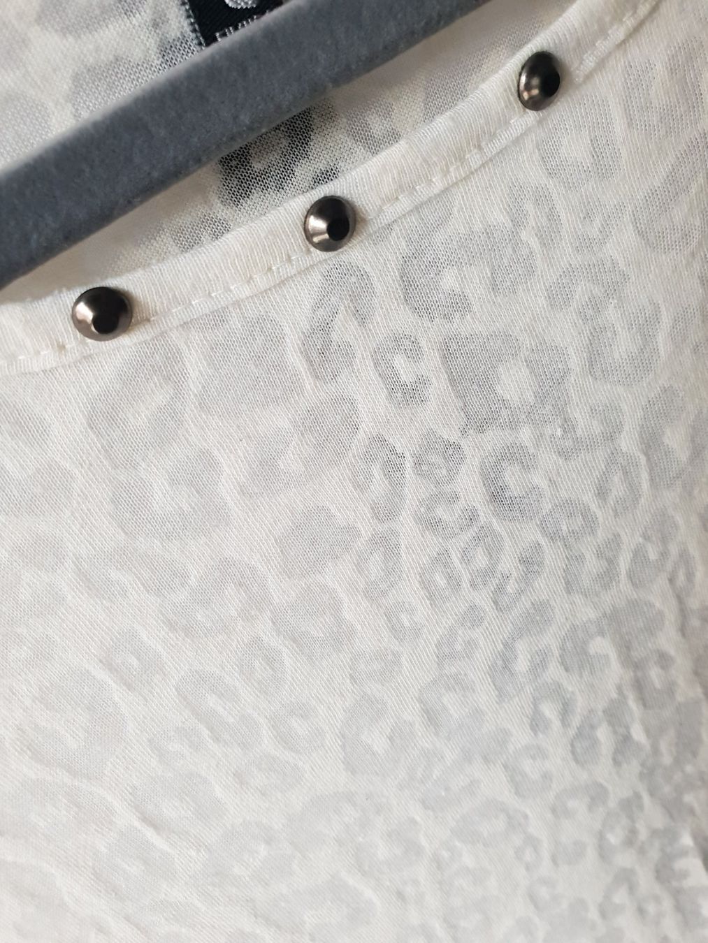 Tops: 🐸 TOP MIT TRANSPARENTEM LEO-MUSTER – Gebraucht aus Môtier (Vully) von Frogs 2