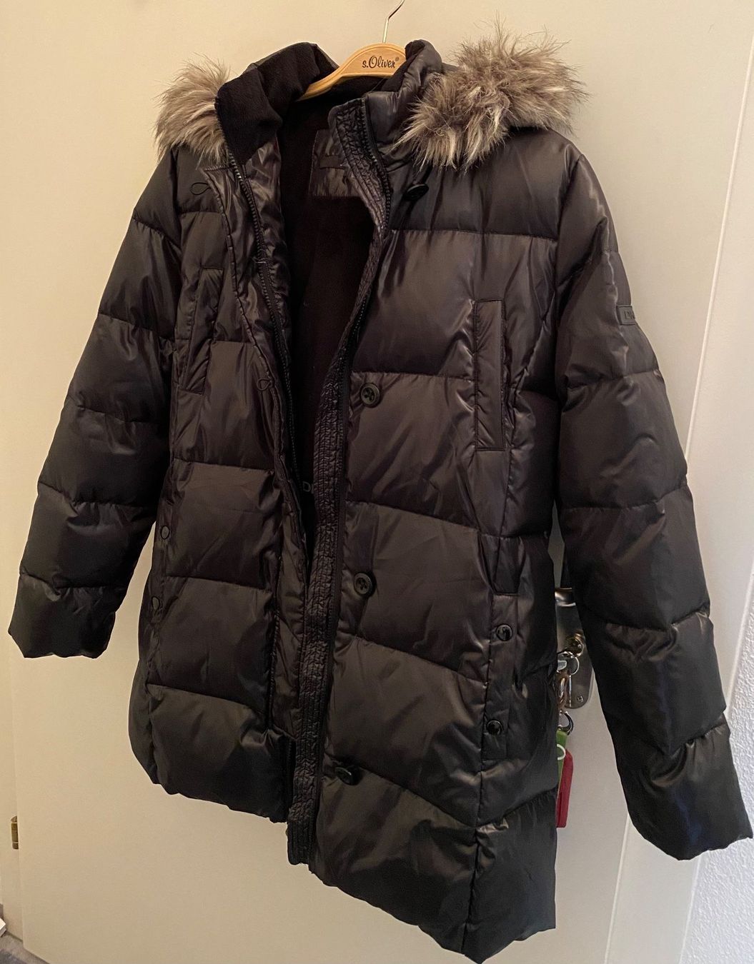 DKNY Cappotti: DKNY schwarzer Daunenmantel Gr. L – Usato da Embrach venduto da Lieblingszeugs