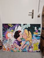 Leinwandbild: Schneewittchen & Alice im Wunderland Kuss!