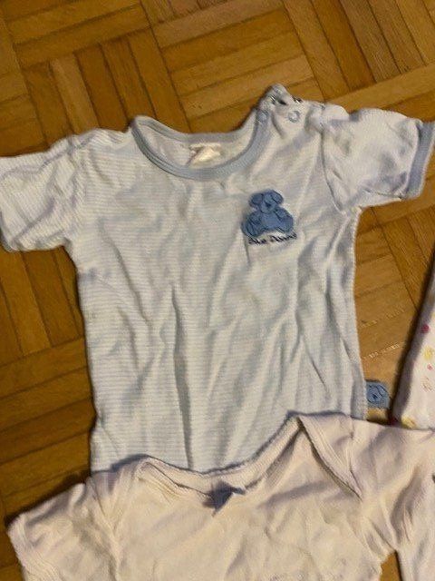 Lotti & Set di vestiti: Kleiderpaket Bodys kurz Grösse 86 / 92 – Usato da Emmen venduto da Aribini 1