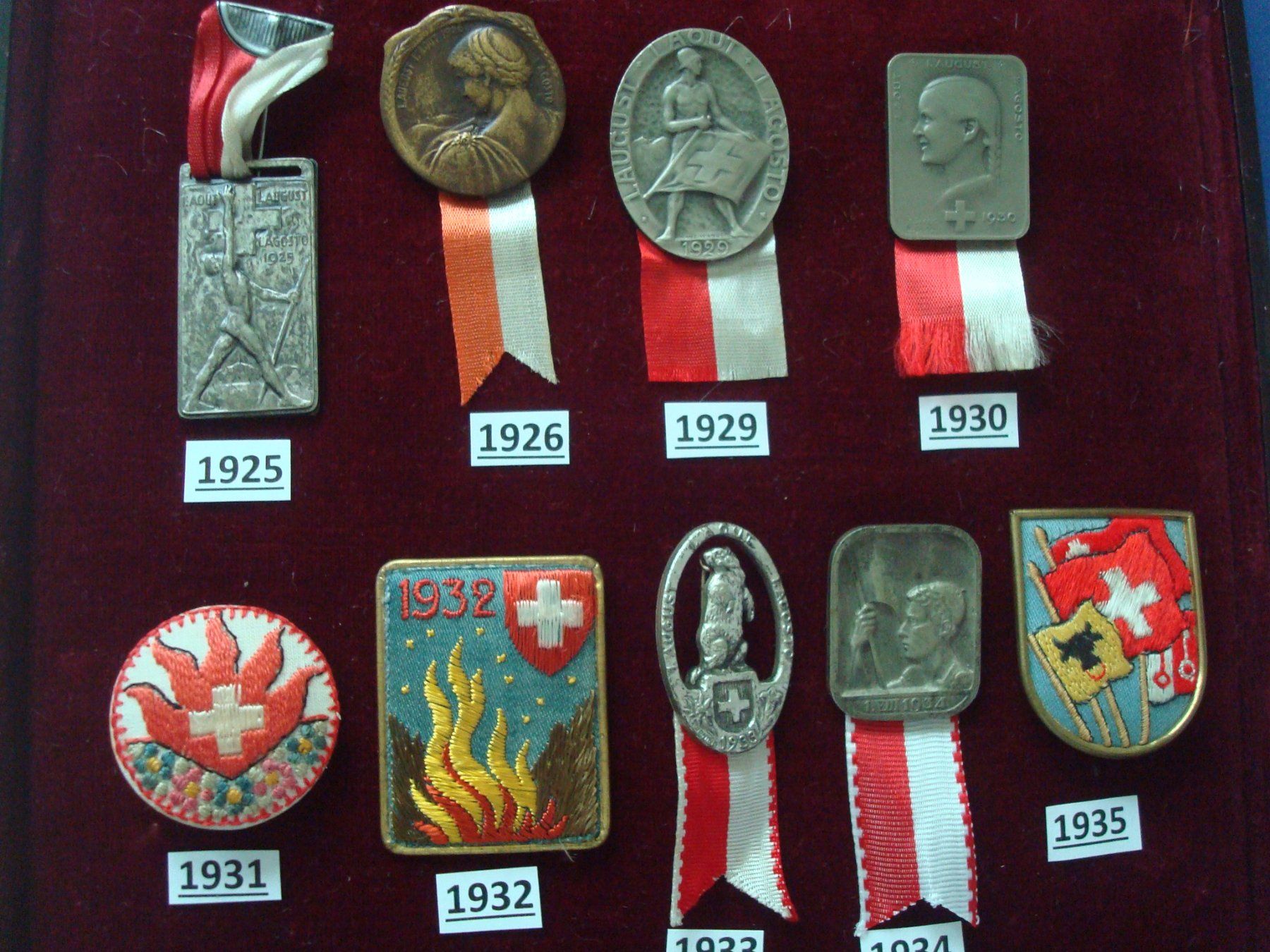 Placchette & Badge: Abzeichen 1. August 1925,26,29,30,31,32,33,34+35 – Usato da Riehen venduto da Baerewaegli