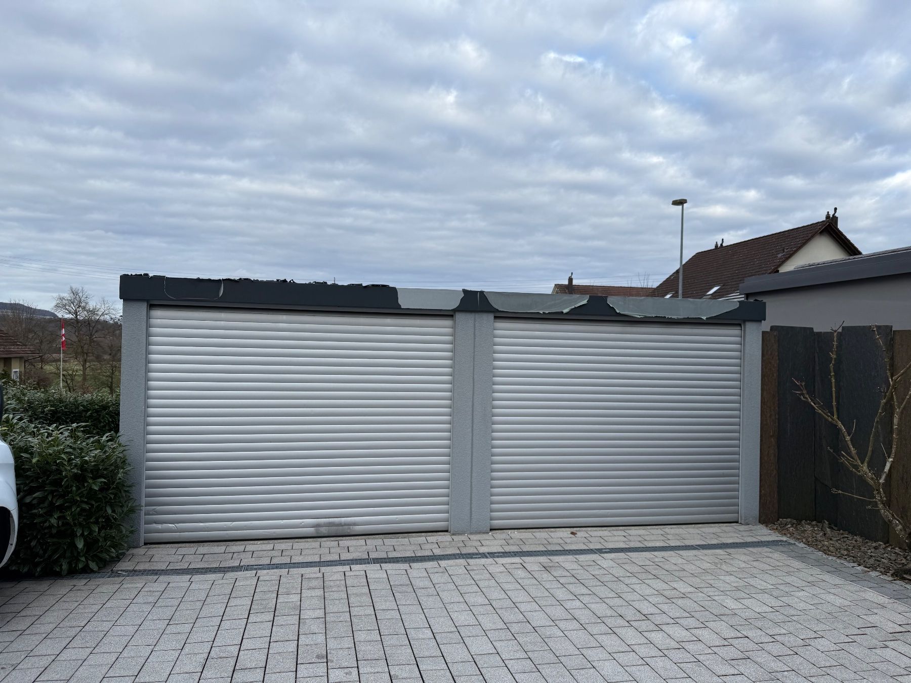 Somfy Altro Materiale elettrico: Doppelgarage aus Stahlelementsystem mit elektrischen Toren – Usato da Rietheim venduto da N_Rohr 1