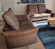 Zwei Gemütliche 2- Sitzer Sofas, super Leder, Farbe: Taupe