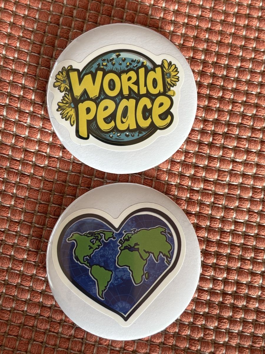 Broches & Aiguilles: Frieden Brosche / Peace Button 2er Set – Neuf (Voir description) à Rümlang par BoutiqueMonique16