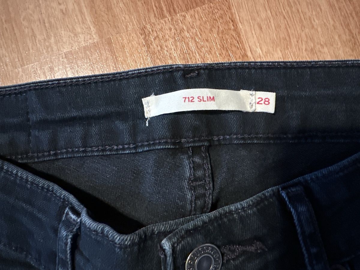 Levi's Jeans: Levi's 712 Slim, Gr. 28 einf. Bundweite 33 cm – Gebraucht aus St. Gallen von mai_2lcj 1