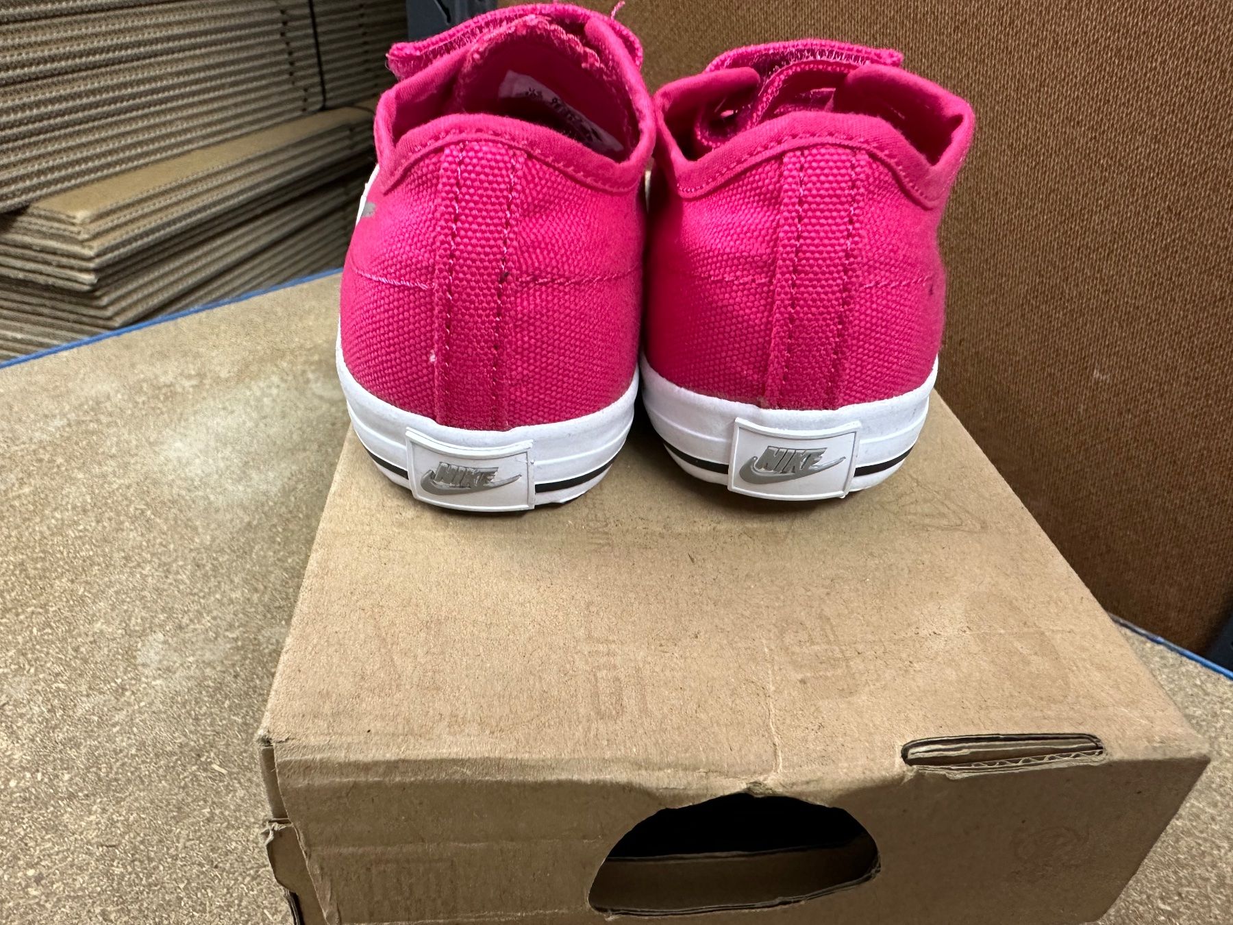 Nike Scarpe per ragazze: neue Nike Mädchenschuhe pink Grösse 27 – Nuovo (secondo la descrizione) da Necker venduto da liq24 1
