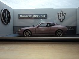 Maserati 3200 GT 1/43 in handgefertigter Vitrine