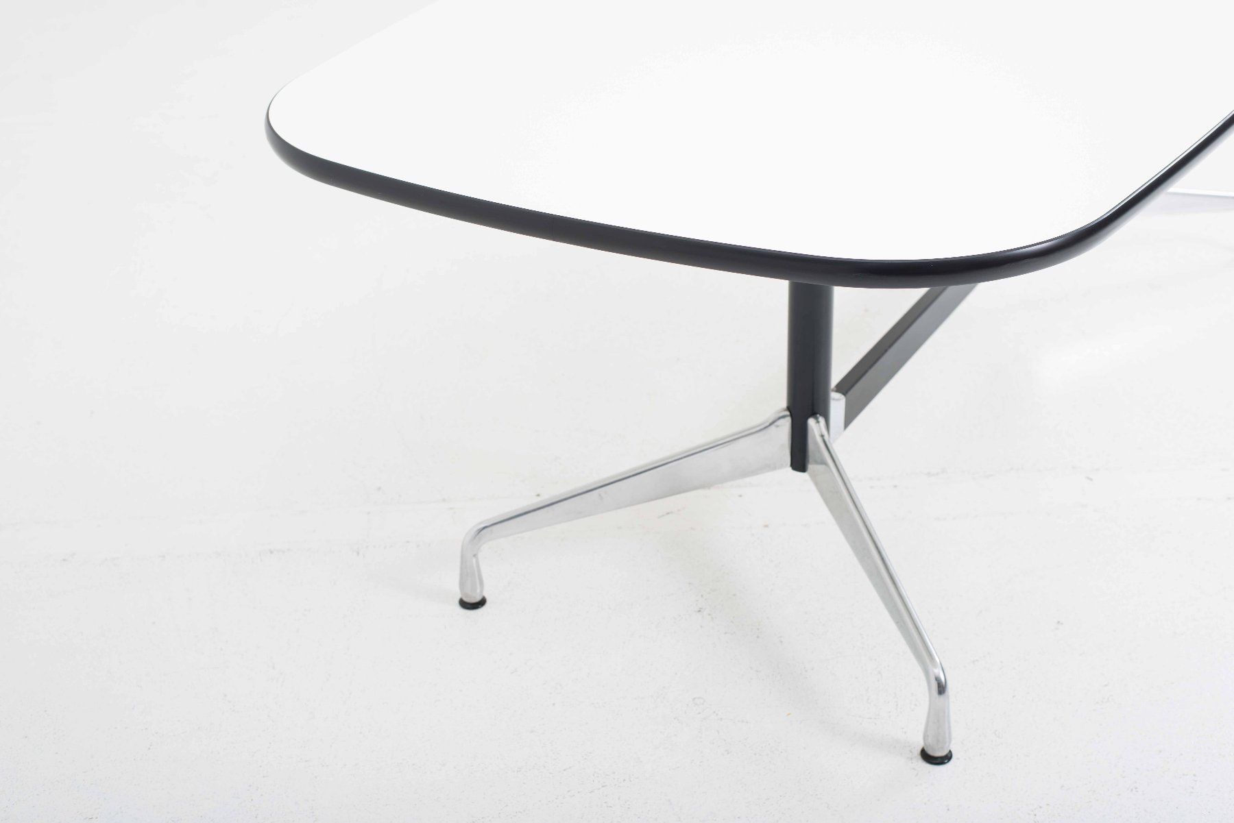 Vitra Tavoli: Vitra Segmented Table von Charles & Ray Eames – Usato da Zürich venduto da STUZH38 5