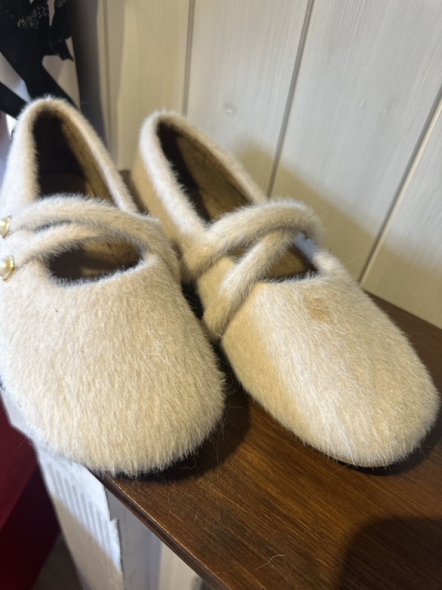 Scarpe da donna:  Ballerinas Plüsch beige Gr40  – Usato da Mönthal venduto da Shaycat13 1