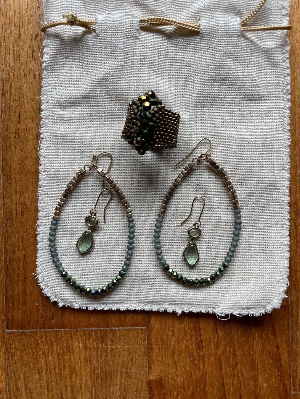 Altri gioielli: Modeschmuck - Set von 2 Ohrringen & Perlenring – Usato da Bourguillon venduto da gartenwohnen