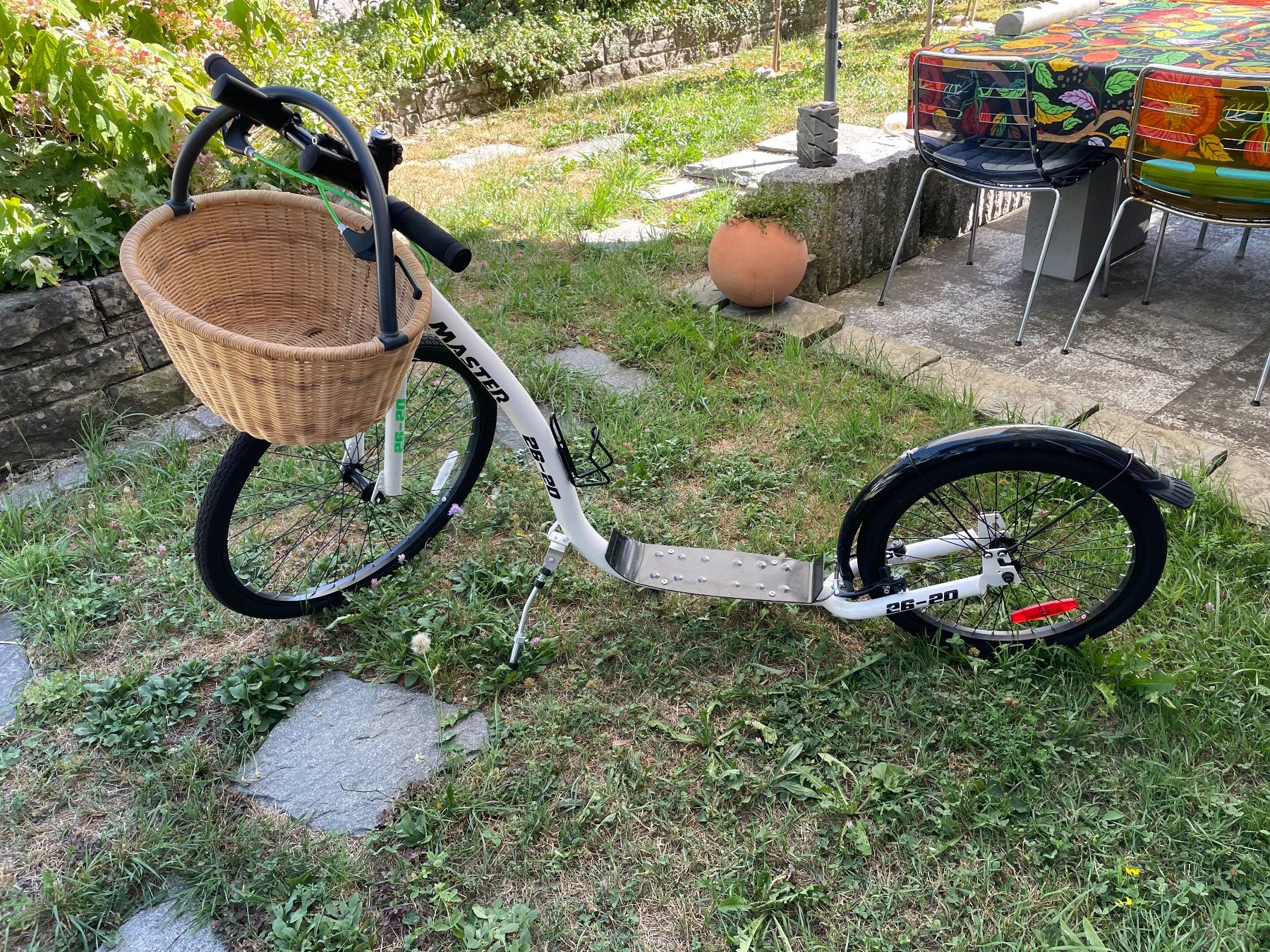 Vélos: Tretroller Trottinet Master 26-20 weiss mit Korb – D'occasion à Baar par Bermudas