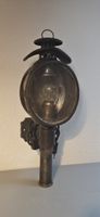 Alte Kutschenlampe mit Wandhalterung