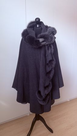 Cape mit Pelzbesatz schwarz + graukariert beidseitig tragbar