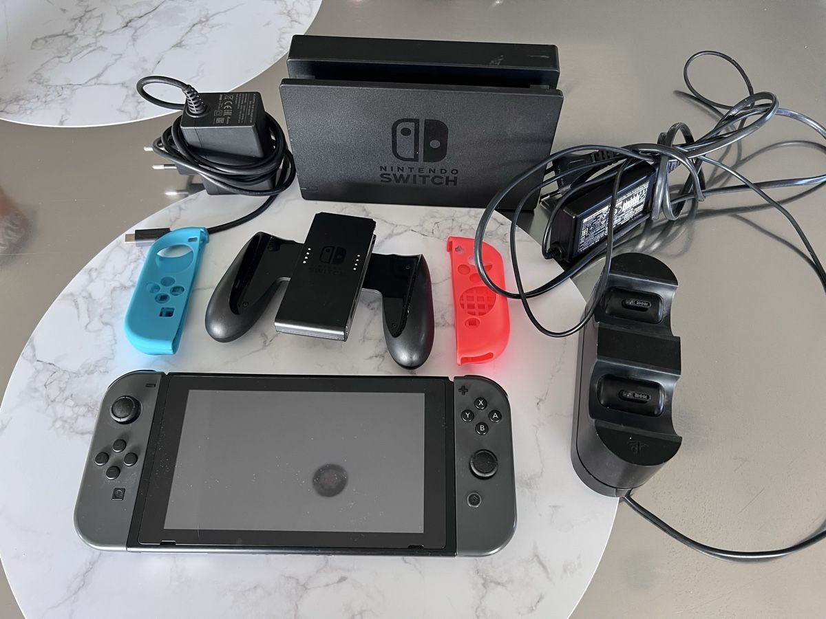 Nintendo Console: Console Nintendo Switch avec accessoires bon état – Usato da La Chaux-de-Fonds venduto da eli_9dy8
