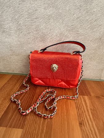 Handtasche rot mit Glitzersteinen und Löwen-Applikation