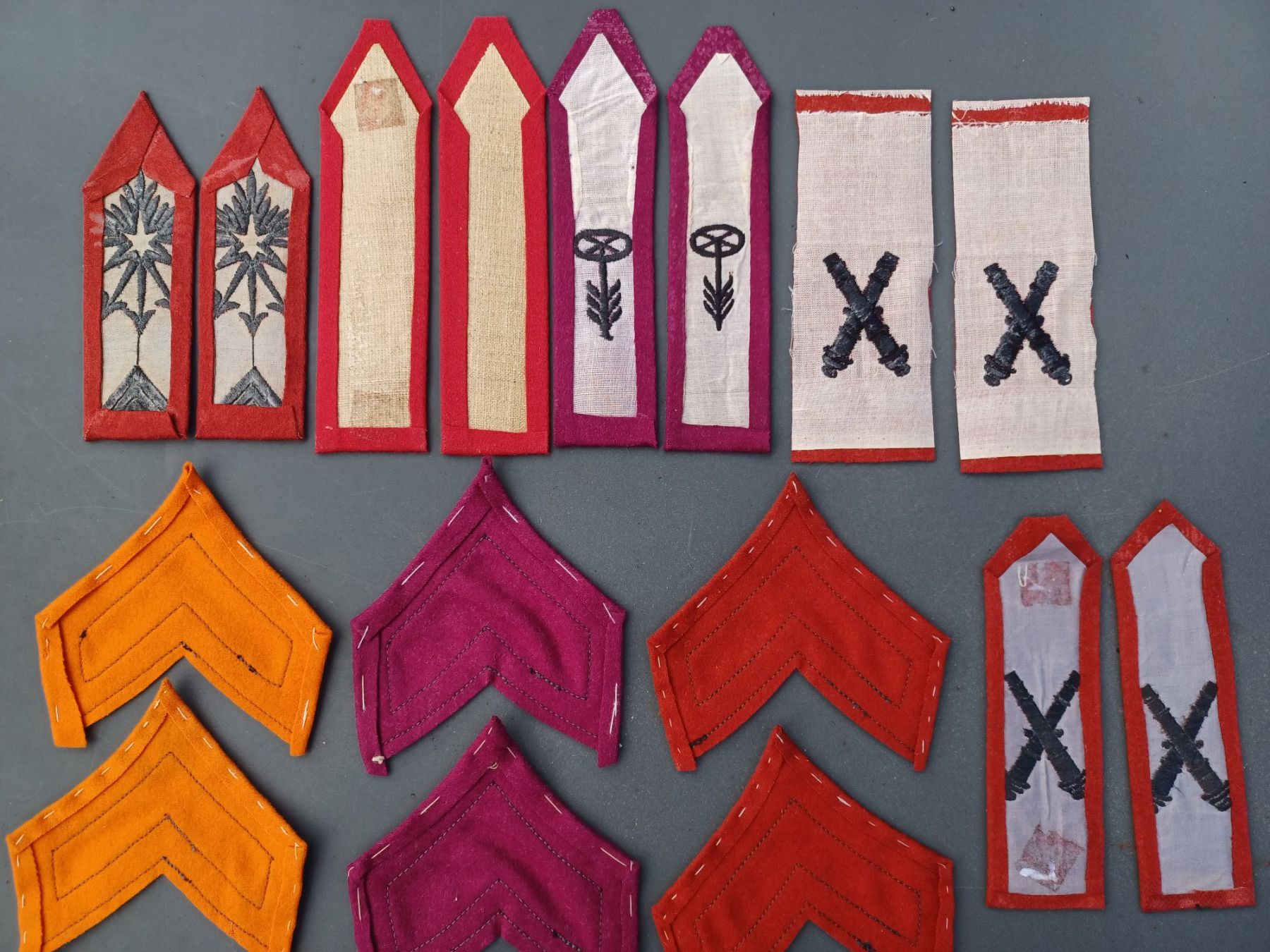 Schweizer Armee Uniformen: Ärmelpatten, "Rottöne", Paare und Einzelstücke – Gebraucht aus Horw von Mikesch108 4
