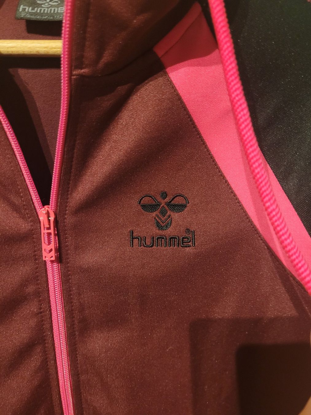 Hummel Vestes: Hummel Trainingsjacke, Bordeaux, Pink, Grösse M – Neuf (Voir description) à Wallisellen par sedlees 1