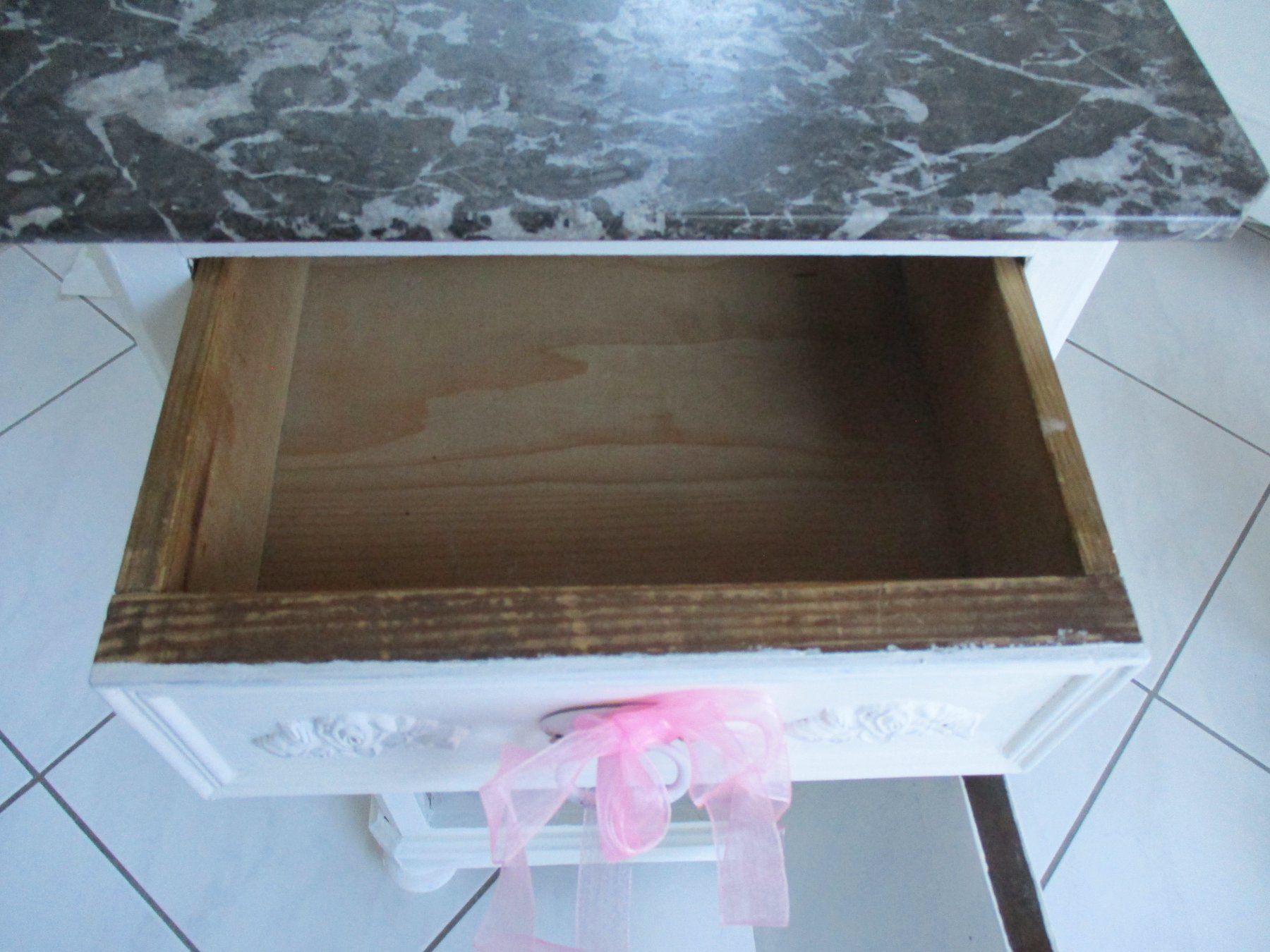 Comodini: WUNDERSCHÖNES SHABBY-CHIC NACHTTISCHLI, MIT ECHTKREIDEFARBE – Usato da Buochs venduto da lisa010 6