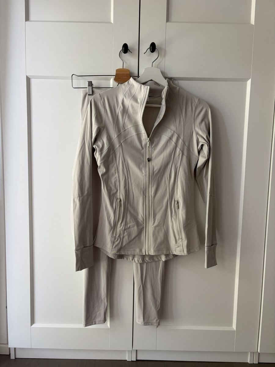 Lululemon Lotti di vestiti: Lululemon jacket and leggings off-white – Usato da Nyon venduto da My_wardrobe