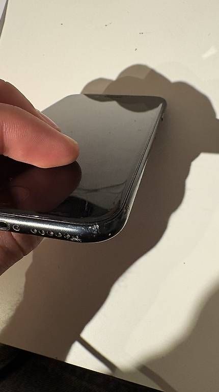 Telefoni cellulari / Smartphones: iPhone SE (2020) – Usato da Farvagny-le-Grand venduto da Basilom 2