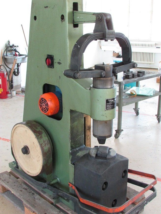 Toutes les machines: Federhammer, Schmiedehammer, Messerschmiedehammer – D'occasion à Bergdietikon par Seemugi