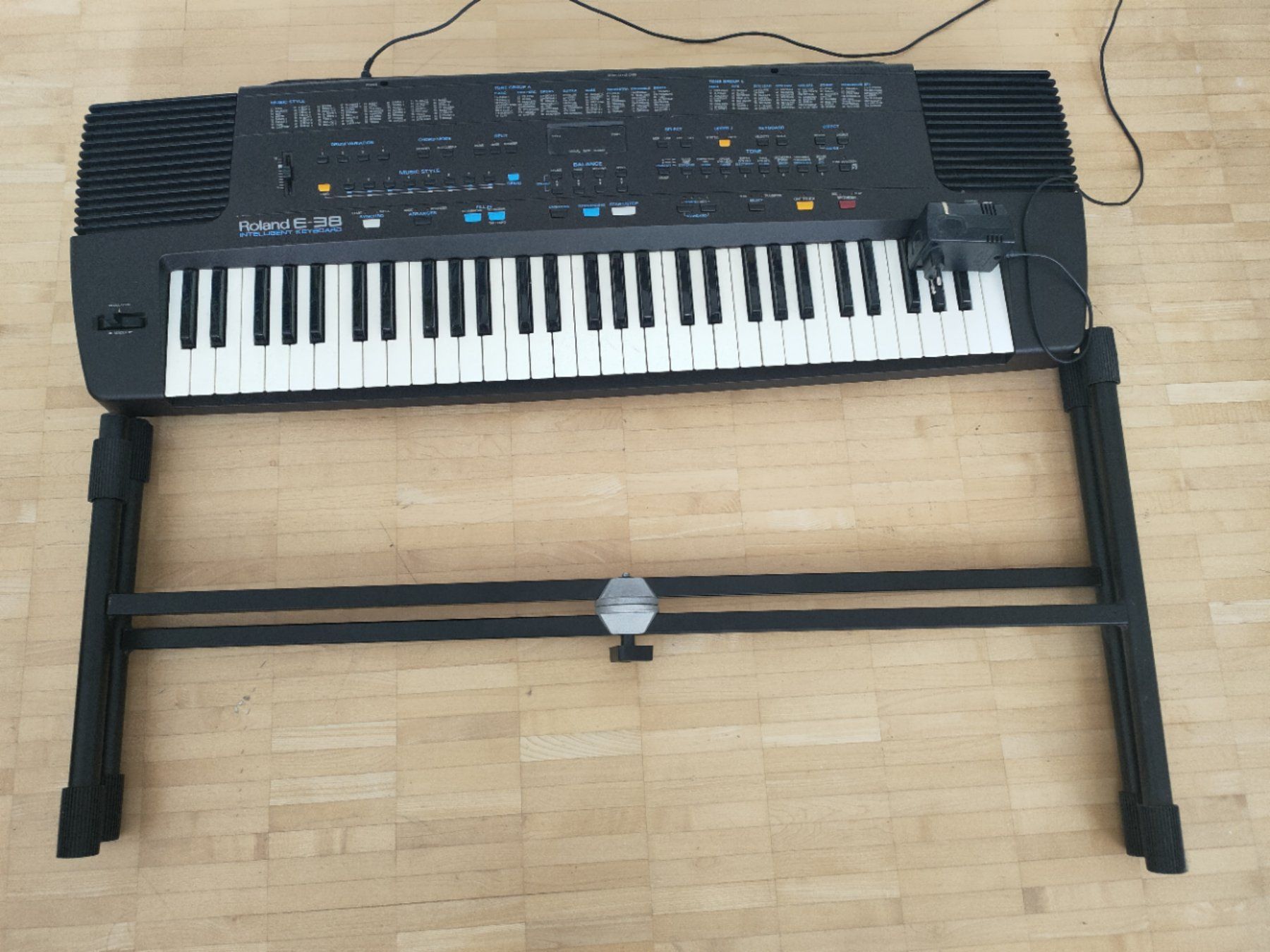Roland E-38 Keyboard mit Ständer, gut erhalten. (Gebraucht) in ...