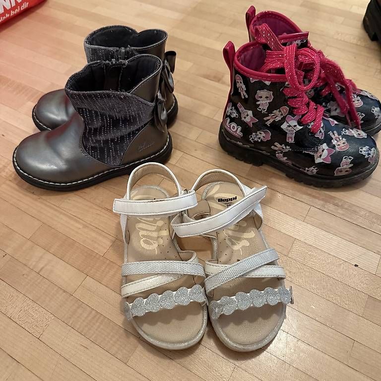 Scarpe per ragazze: 3 Mädchenschuhe Grösse 26 – Usato da Hochdorf venduto da Franciscochico