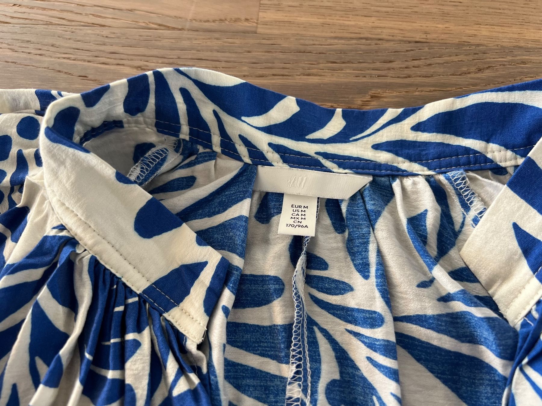 H&M Camicette: Bluse mit schönem Muster, blau-weiss, Gr. M – Usato da Meierskappel venduto da schoene_dinge 4