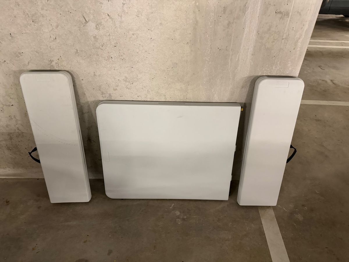 Set de table et chaises: Ensemble table et bancs pliants gris – D'occasion à Yverdon-les-Bains par hal_jq27 4