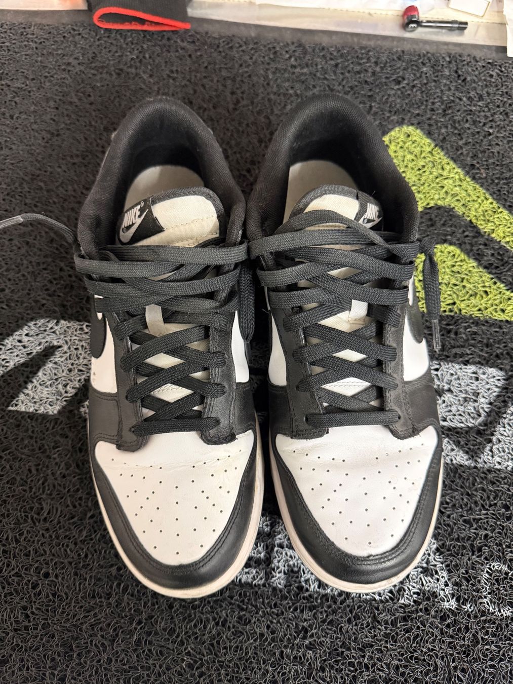 Nike Scarpe da uomo: Nike Dunk Low Panda, Pointure 44.5 – Nuovo (secondo la descrizione) da Réchy venduto da santiwwrld_514 2