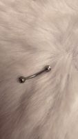 Silbernes Piercing mit Steinen