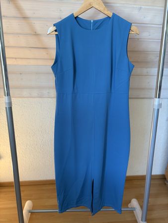 BLAUES KLEID MIT SCHLITZ VORNE