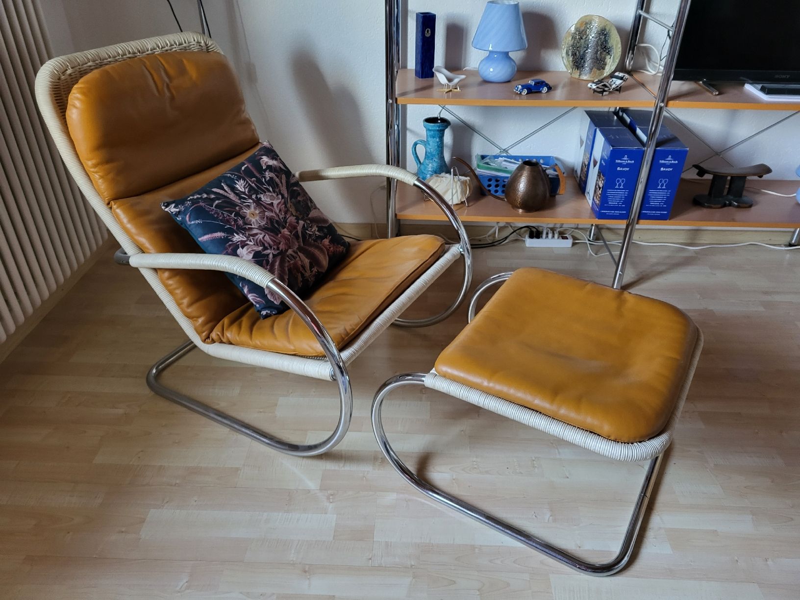 Poltrone: Fauteuil D35 design Anton Lorenz et ottoman 1980er. – Usato da Vevey venduto da oldiz 6