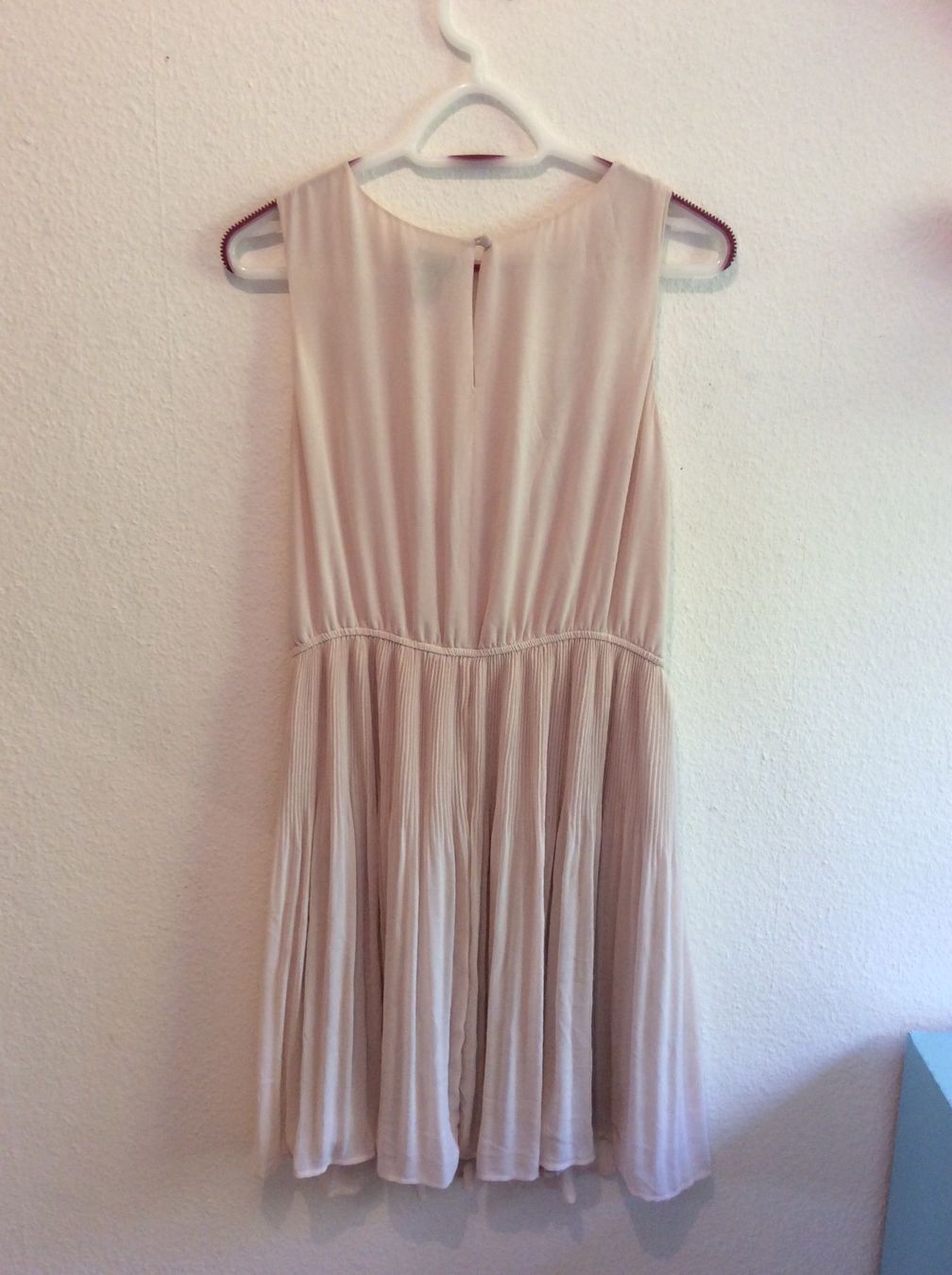 H&M Robes: Robe nude H&M 40 – D'occasion à Neuchâtel par Thesebootsaremadeforwalking 1