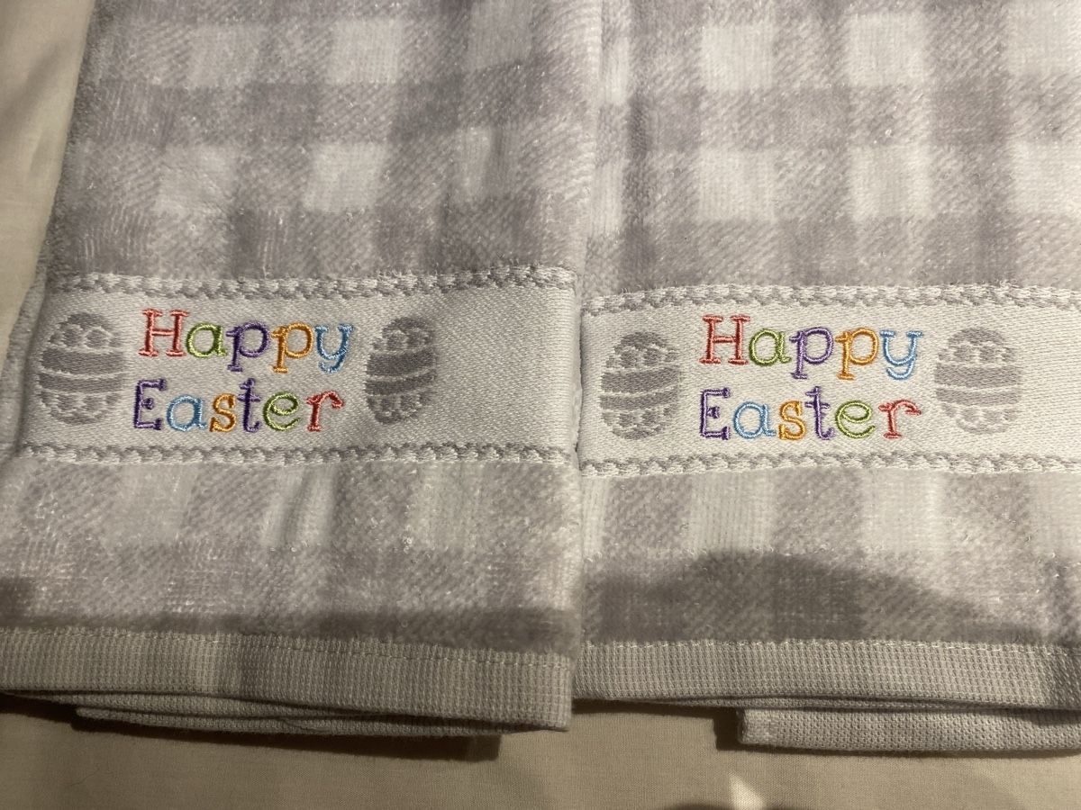 Linge de lit: 2x Happy Easter Towels, Gray/White, Embroidered – Neuf avec emballage d'origine à Buttikon SZ par Maxwelltime 1