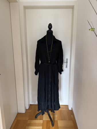 Kleid schwarz Grösse 42 mit Kragen und Gurt