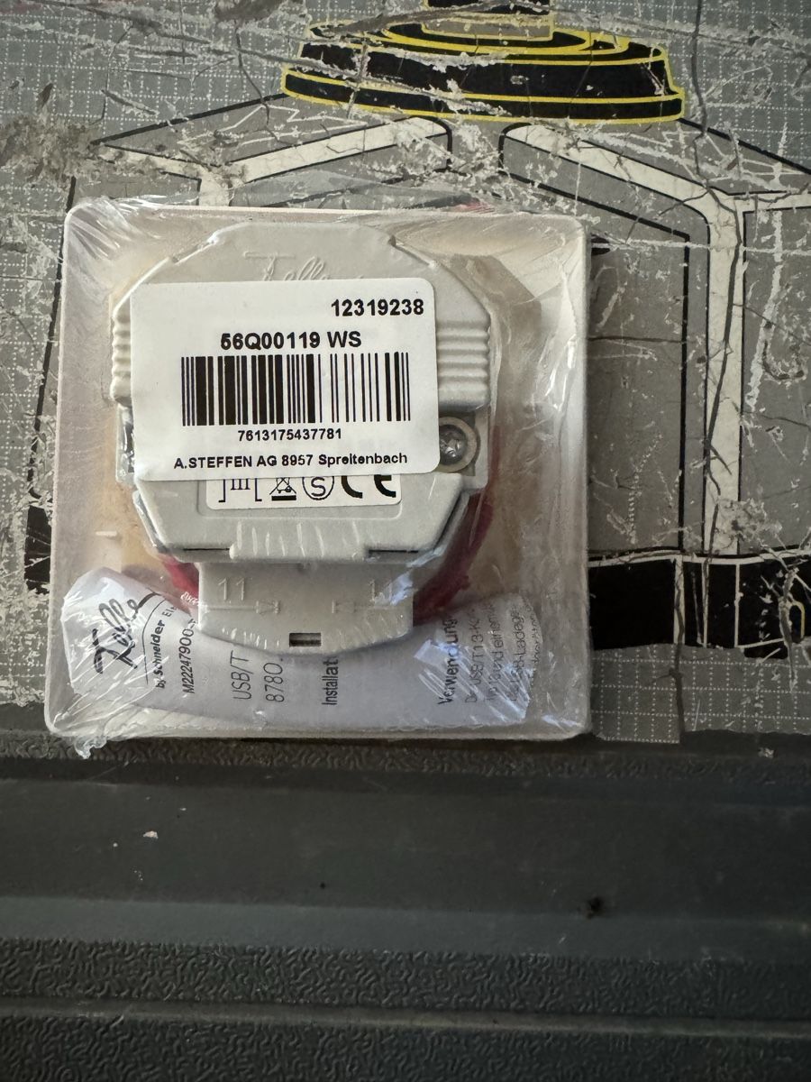 Feller Stecker: USB Steckdose – Neu und originalverpackt aus Zürich von papaplatte 1
