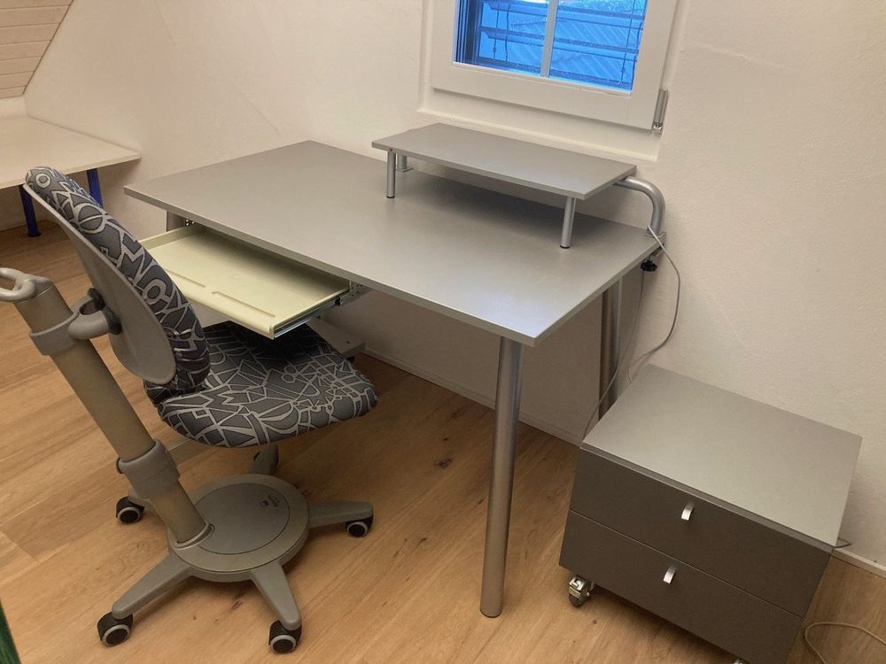 Schreibtisch, Stuhl und Rollcontainer (Gebraucht) in Maur für CHF 1 ...