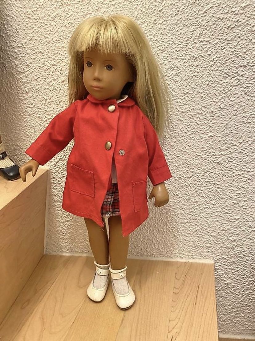 Puppen: Blondes Sasha-Schulmädchen 60er Jahre – Gebraucht aus Winterthur von Sunshineandrain