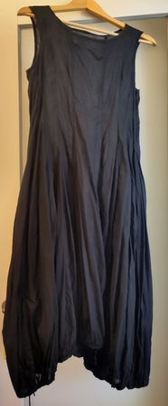 Schwarzes Sommerkleid von Rundholz (mit kleinem Loch), Gr. S