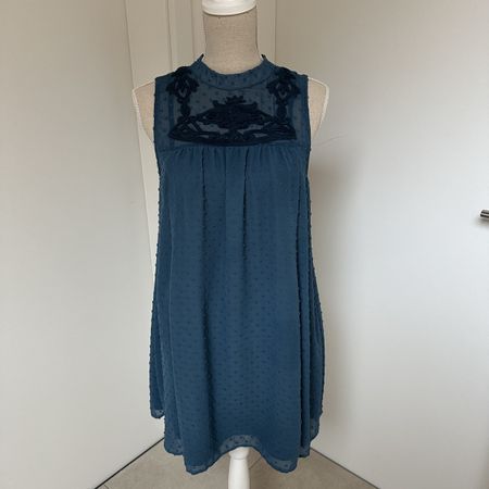 Kurzes Sommerkleid mit hübschen Details Gr. 38
