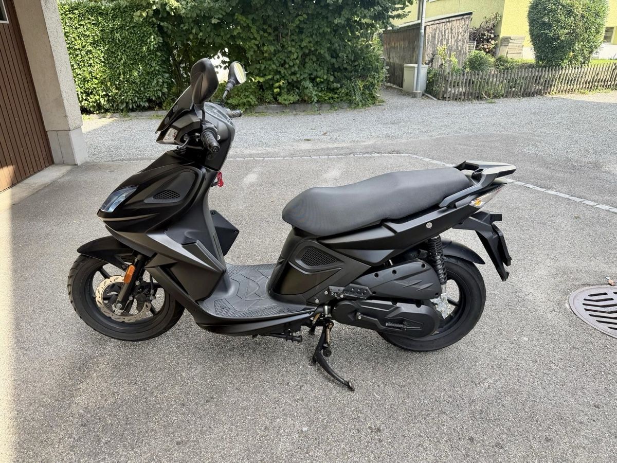 Kymco Scooter: Roller Kymco Super8 125 schwarz – Usato da Widnau venduto da t1990 2