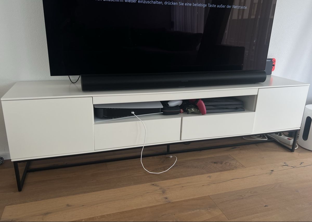 TV Möbel: TV-Möbel in Weiss mit Metallbeinen – Gebraucht aus Rupperswil von SophieMi
