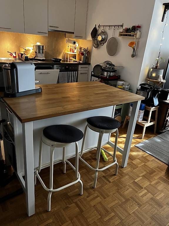 Ladenausstattungen & Messebau: IKEA Kitchen Island / Bar Table with 2 Bar Stools – Gebraucht aus Lausanne von dia_xs9l