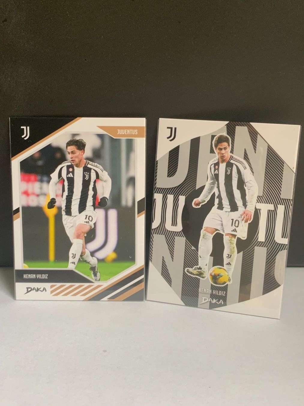 Carte collezionabili: DAKA Juventus Kenan Yildiz 2 Karten – Nuovo (secondo la descrizione) da Flawil venduto da Juventino93