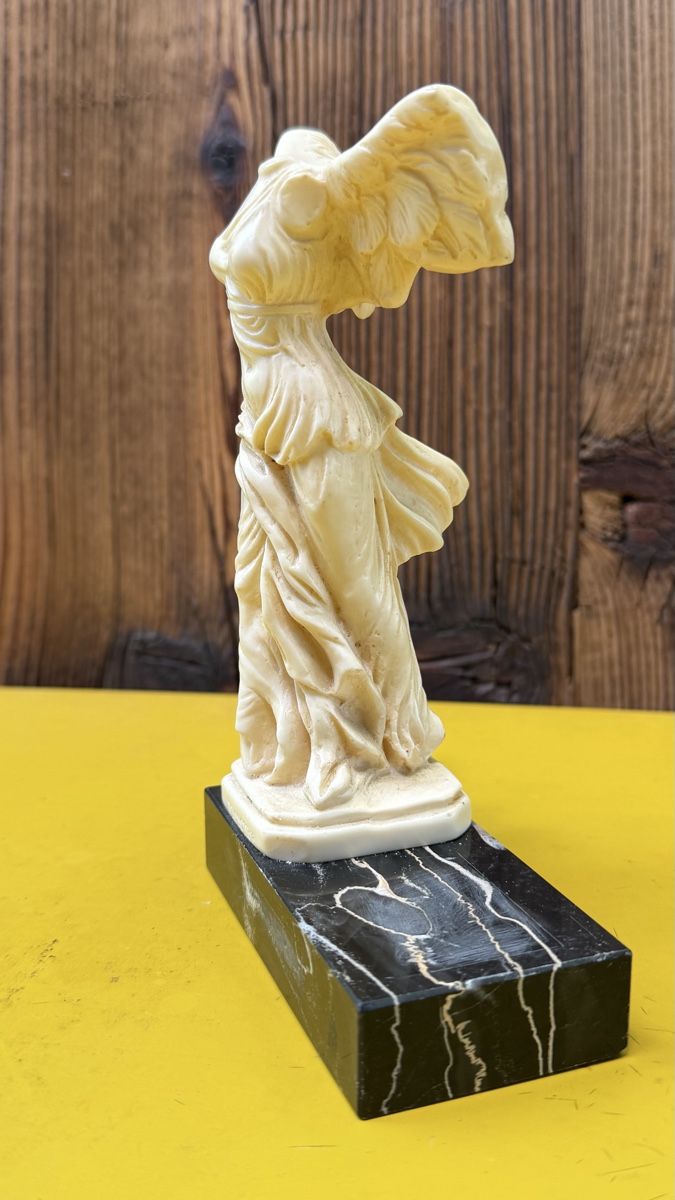 Figurines: Nike von Samothrake Replik als Briefbeschwerer – D'occasion à Riedholz par Frettchen63 2