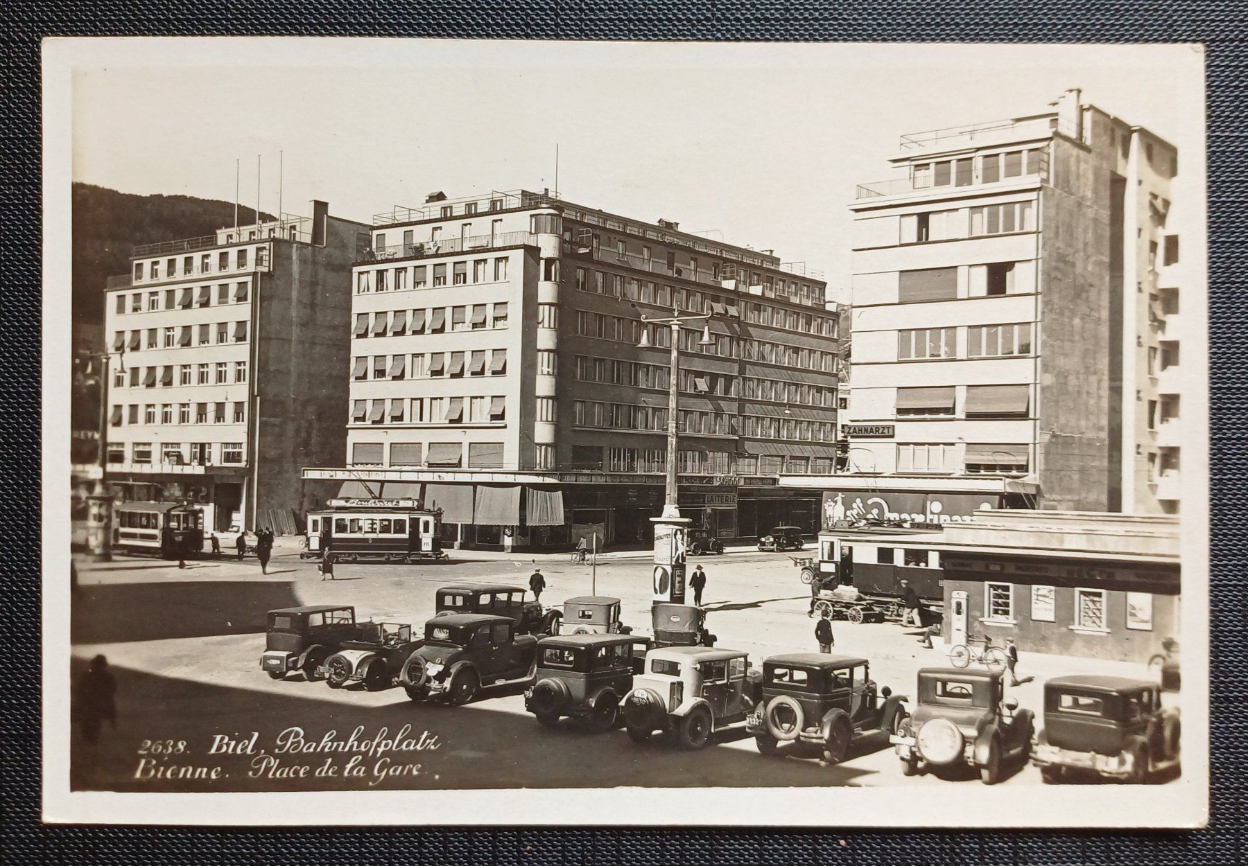 Cartoline postali: AK Bahnhofplatz BIEL Oldtimer TRAM belebt – Usato da Brittnau venduto da simionius