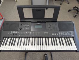 Yamaha PSR-E463 Keyboard mit Standbeinen und Pedal