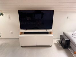 Fernsehmöbel Besta von Ikea auf Rollen, inkl. Erhöhung