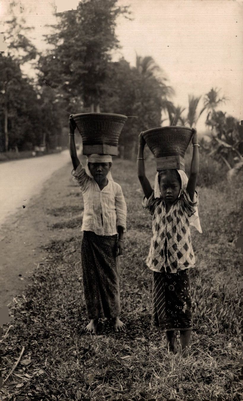 Cartoline postali: Semarang - Java. Kinder mit Körben auf dem Kopf – Usato da Bronschhofen venduto da Astore